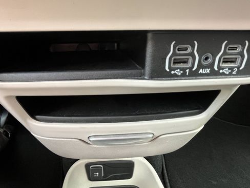 Used 2023 Chrysler Pacifica Touring-L FWD image 21