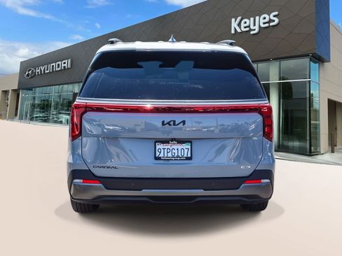 Used 2025 Kia Carnival SX FWD image 6