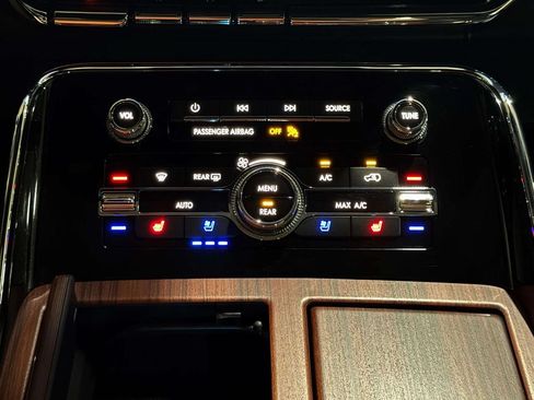 Certified 2021 Lincoln Navigator Reserve w/ Luxury Package AWD/4WD image 8