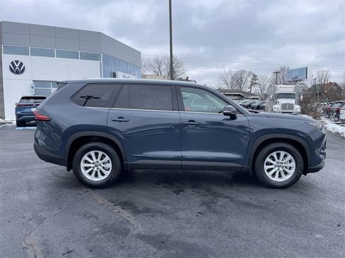 Used 2025 Toyota Grand Highlander AWD image 4