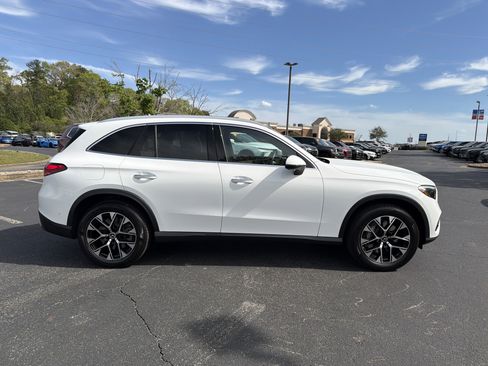 Used 2025 Mercedes-Benz GLC 350e 4MATIC image 4