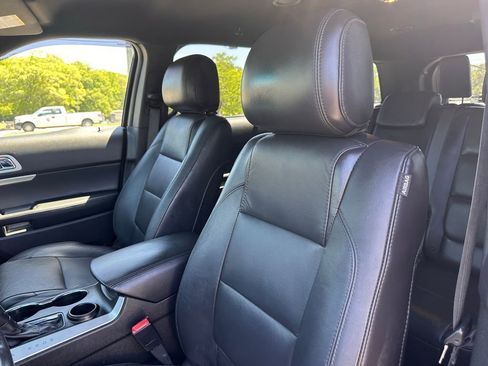 Used 2015 Ford Explorer XLT w/ Equipment Group 202B FWD image 13