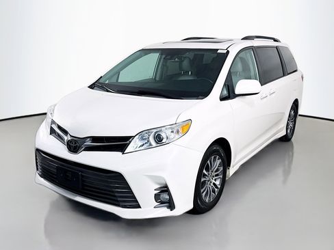 Used 2020 Toyota Sienna XLE FWD image 4