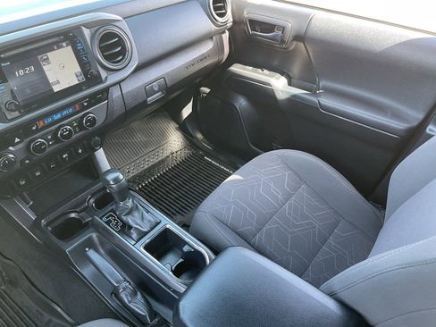 Used 2017 Toyota Tacoma TRD Off-Road w/ Premium & Technology Package AWD/4WD image 17