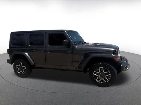 Used 2025 Jeep Wrangler Unlimited Sahara AWD/4WD image 4