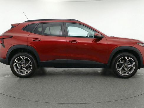 Used 2025 Chevrolet Trax LT w/ LT Convenience Package FWD image 11