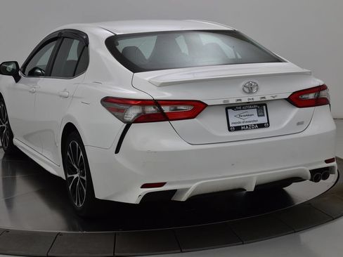 Used 2018 Toyota Camry SE FWD image 19