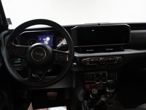 Used 2025 Jeep Wrangler Unlimited Rubicon image 16