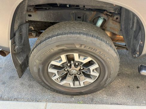 Used 2017 Toyota Tacoma TRD Off-Road w/ Tow Package (A/T) AWD/4WD image 10