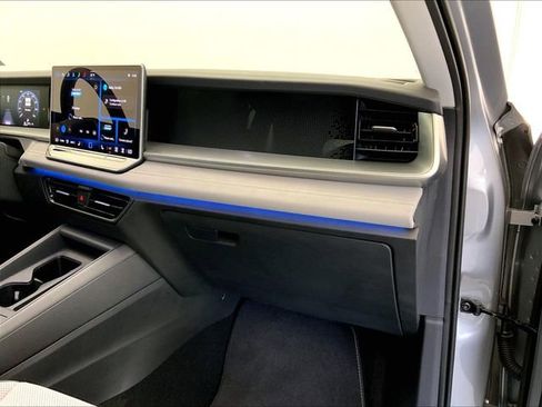 Used 2025 Volkswagen Tiguan SE w/ Panoramic Sunroof Package AWD/4WD image 16