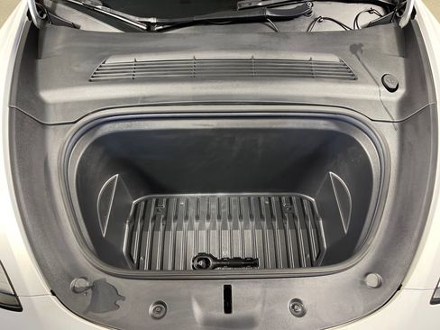 Used 2021 Tesla Model Y Long Range image 9