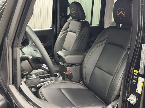 Used 2025 Jeep Wrangler Unlimited Sahara AWD/4WD image 31