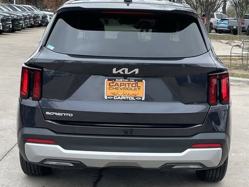 Used 2025 Kia Sorento LX image 5