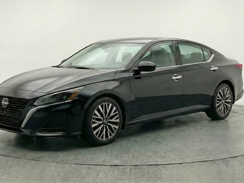 Used 2025 Nissan Altima 2.5 SV image 3