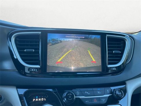 Used 2023 Chrysler Pacifica Touring-L image 22