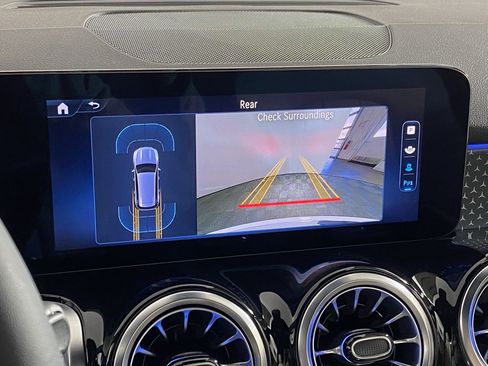 Used 2025 Mercedes-Benz GLB 250 4MATIC image 24