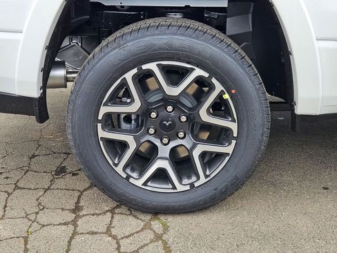 New 2026 RAM 1500 Laramie AWD/4WD image 9