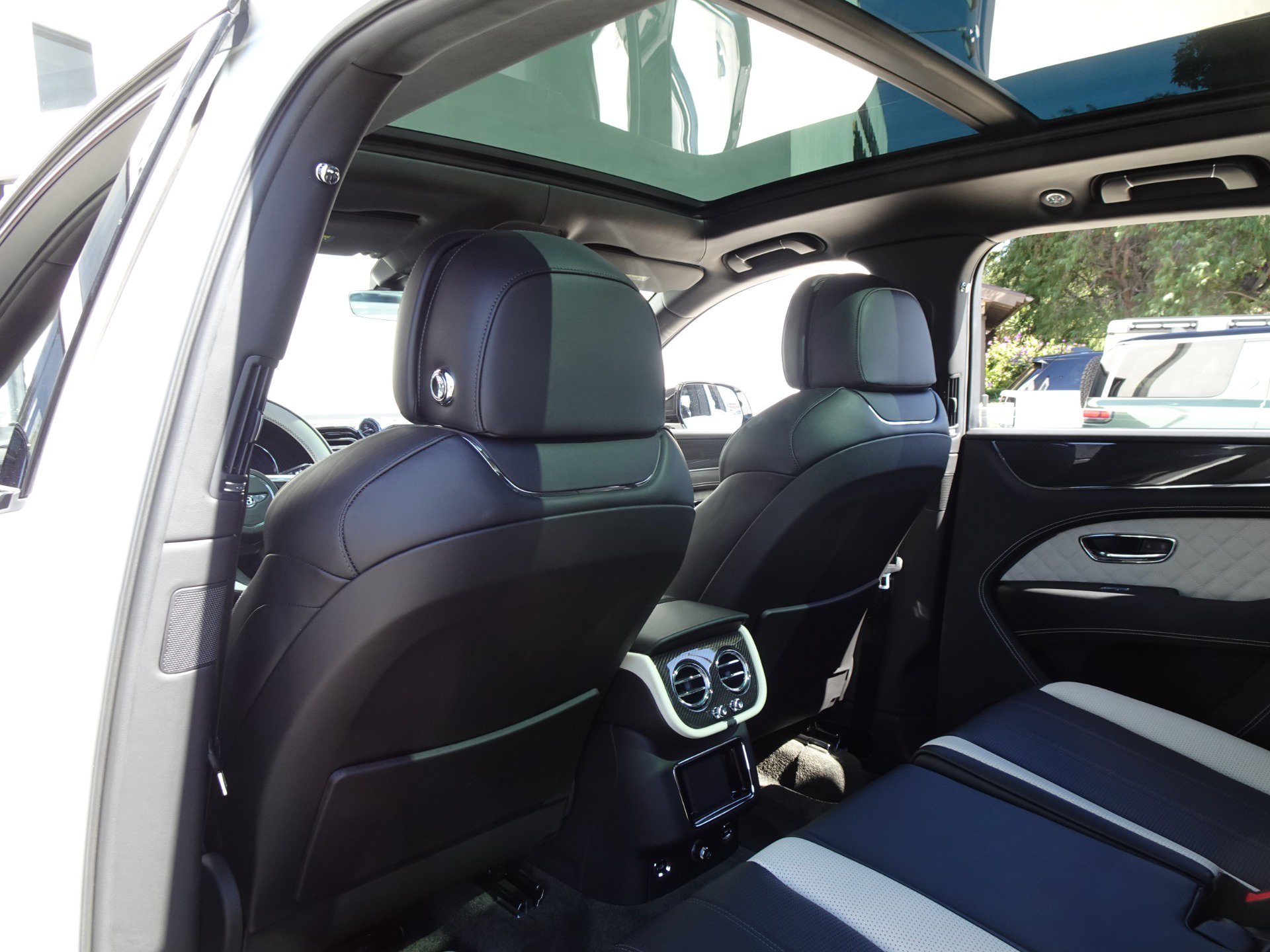 Used 2022 Bentley Bentayga AWD/4WD image 13