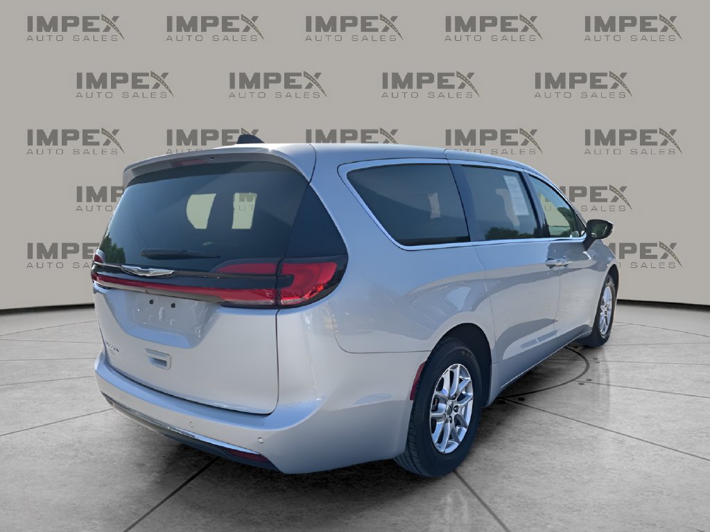 Used 2023 Chrysler Pacifica Touring-L FWD image 5