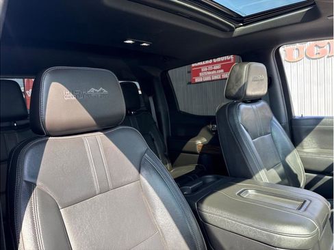 Used 2019 Chevrolet Silverado 1500 High Country w/ Technology Package AWD/4WD image 7