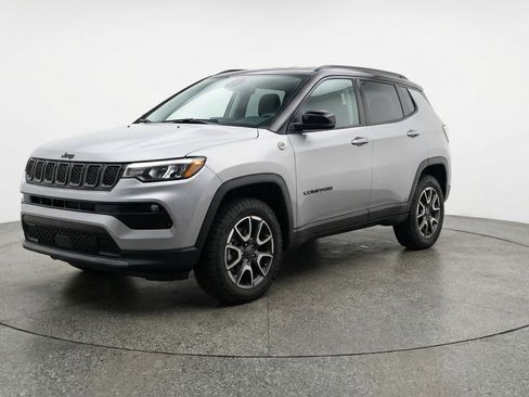 Used 2025 Jeep Compass Trailhawk AWD/4WD image 3