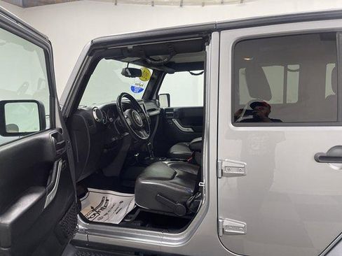 Used 2018 Jeep Wrangler Unlimited Sahara w/ Connectivity Group AWD/4WD image 8