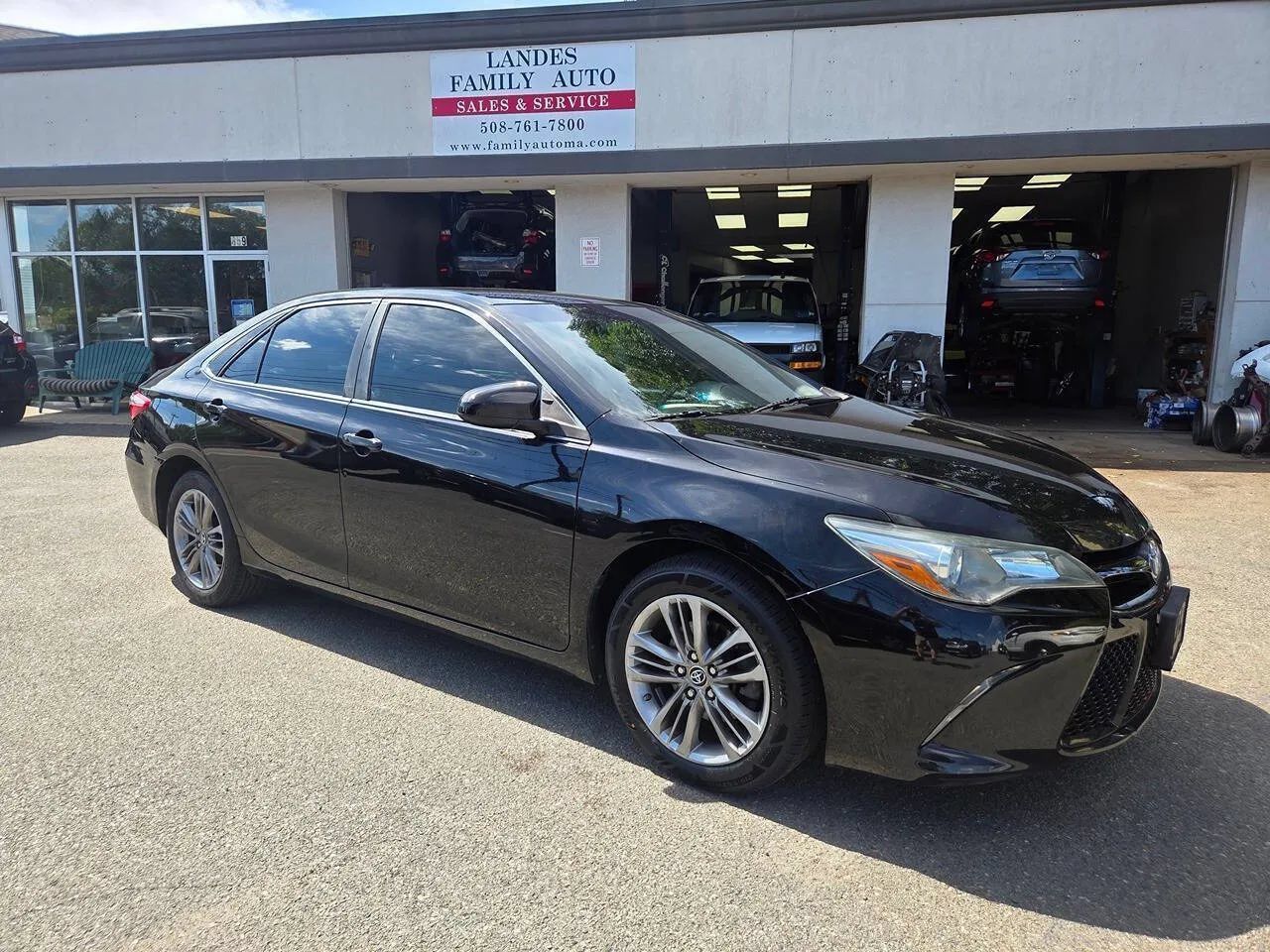 Used 2015 Toyota Camry SE FWD image 1