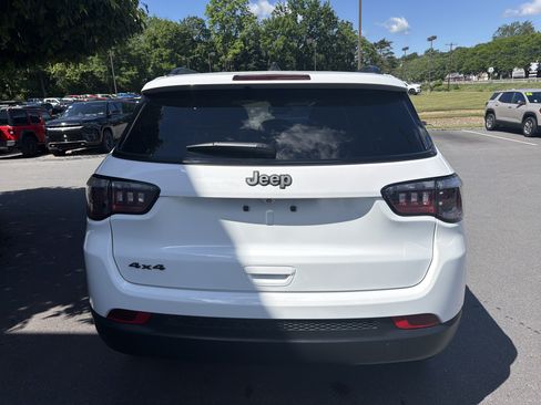Used 2025 Jeep Compass Latitude w/ Convenience Group AWD/4WD image 4
