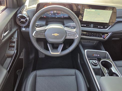 New 2026 Chevrolet Equinox LT w/ Convenience Package II FWD image 17