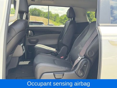 Used 2025 Kia Carnival FWD image 25