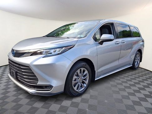 Used 2021 Toyota Sienna LE AWD/4WD image 3
