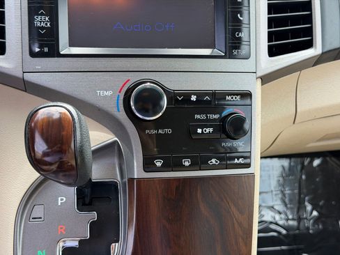 Used 2014 Toyota Venza LE image 25