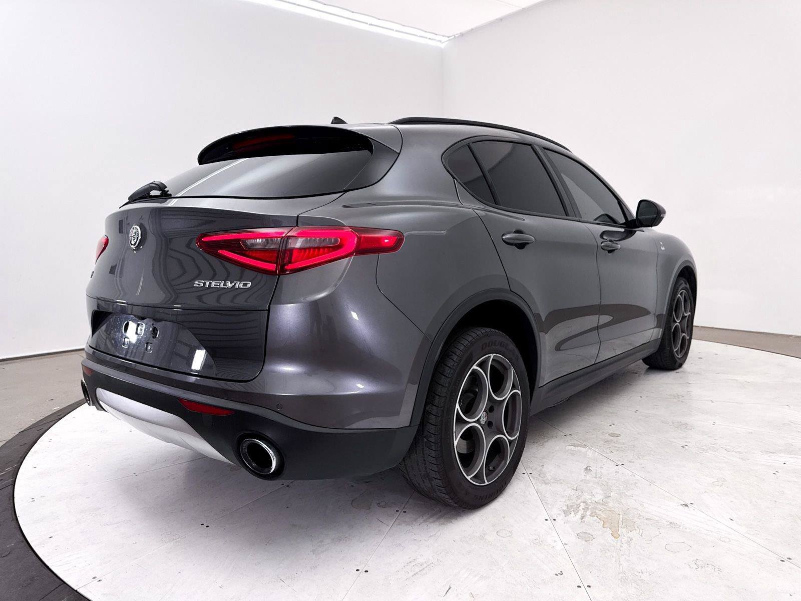 Used 2018 Alfa Romeo Stelvio Sport w/ Quick Order Package 22J Sport AWD/4WD image 17