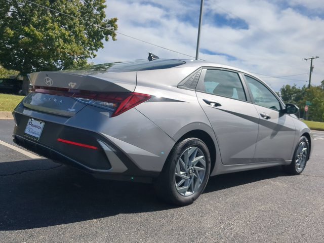 Used 2025 Hyundai Elantra Hybrid FWD image 4