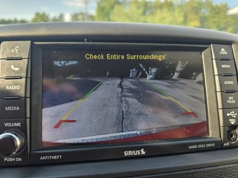 Used 2014 Chrysler Town & Country Touring-L FWD image 17