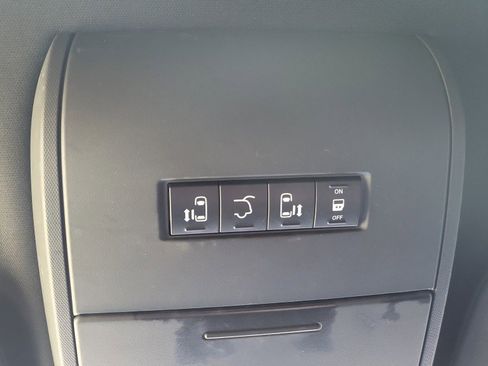 Used 2018 Dodge Grand Caravan SXT w/ Blacktop Package image 33