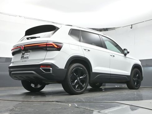 Used 2025 Volkswagen Taos SE image 36