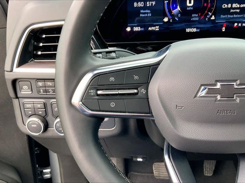 Used 2025 Chevrolet Suburban Z71 image 24