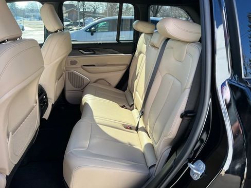 Used 2025 Jeep Grand Cherokee Limited w/ Luxury Tech Group II image 5