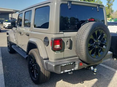 Used 2022 Jeep Wrangler Unlimited Sahara AWD/4WD image 4