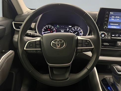 Used 2022 Toyota Highlander XLE FWD image 17