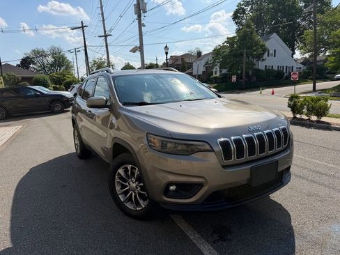 Used 2019 Jeep Cherokee Latitude Plus w/ Cold Weather Group AWD/4WD image 1