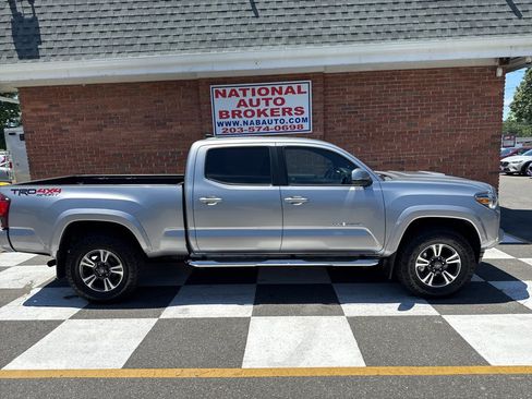 Used 2019 Toyota Tacoma TRD Sport AWD/4WD image 2
