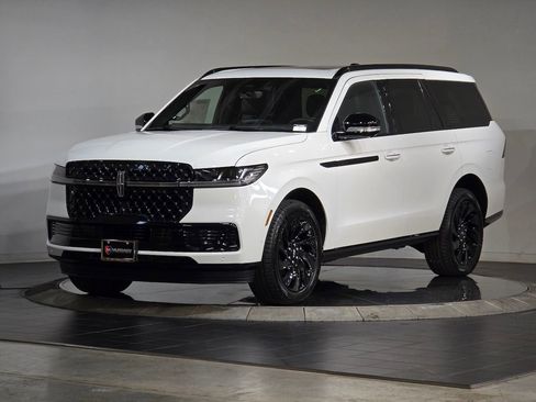 New 2025 Lincoln Navigator Reserve w/ Jet Appearance Package image 4
