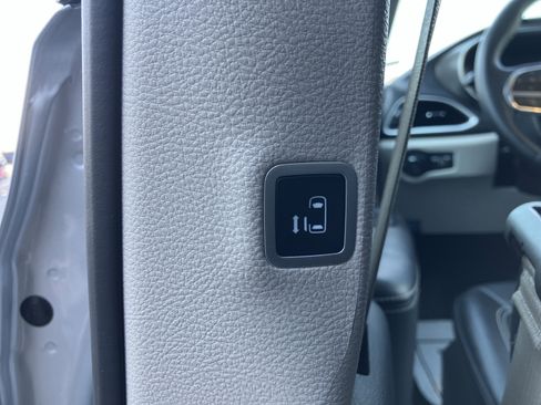 Used 2024 Chrysler Pacifica Touring-L image 15