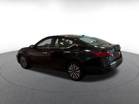 Used 2025 Nissan Altima 2.5 SV FWD image 8