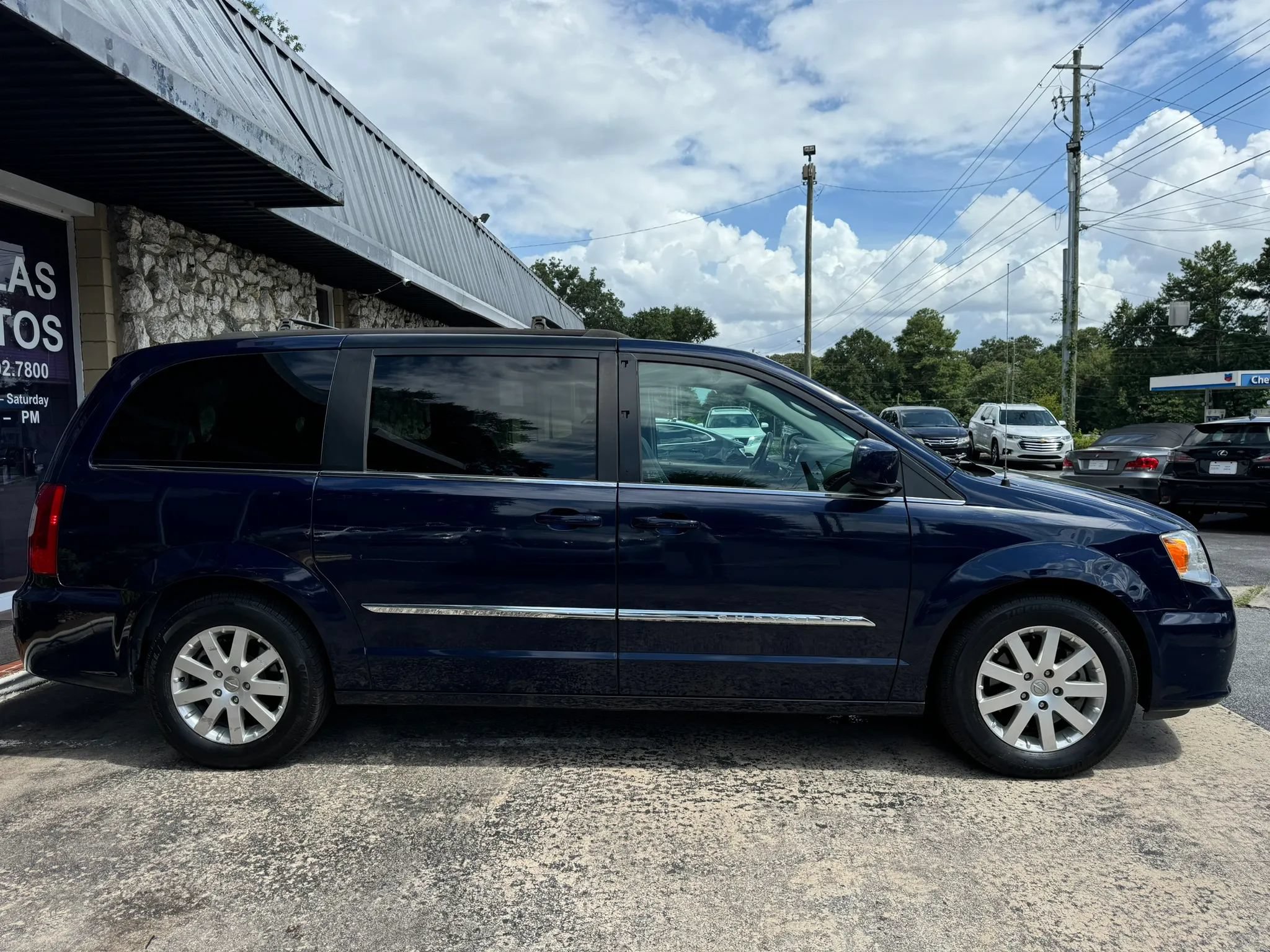 Used 2016 Chrysler Town & Country Touring FWD image 8