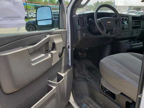 Used 2017 Chevrolet Express 3500 RWD image 14