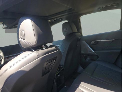Used 2025 BMW i5 eDrive40i w/ Premium Package RWD image 8