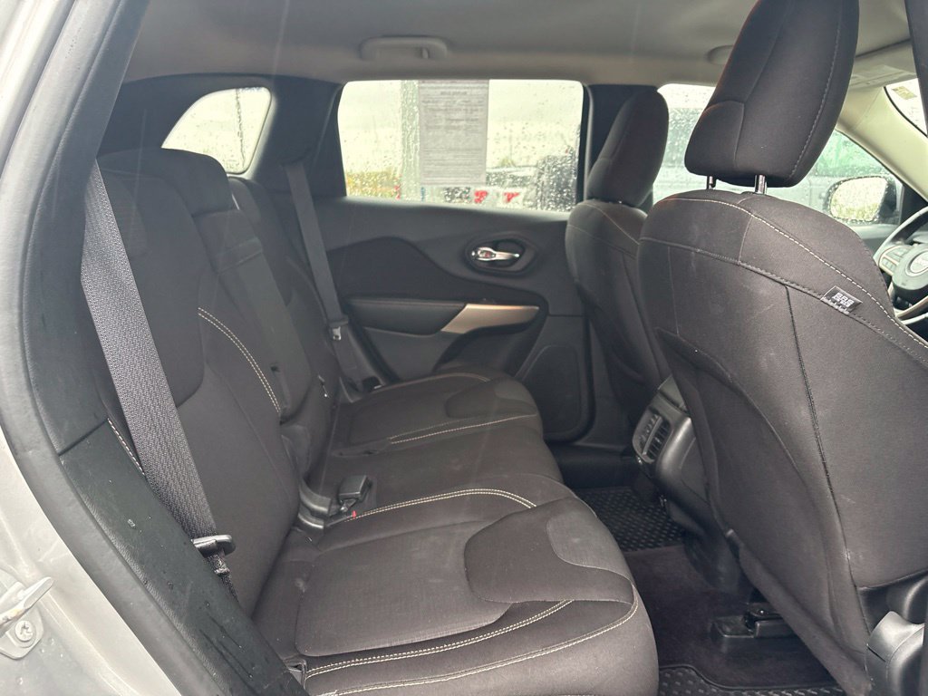 Used 2017 Jeep Cherokee Latitude w/ Cold Weather Group AWD/4WD image 23